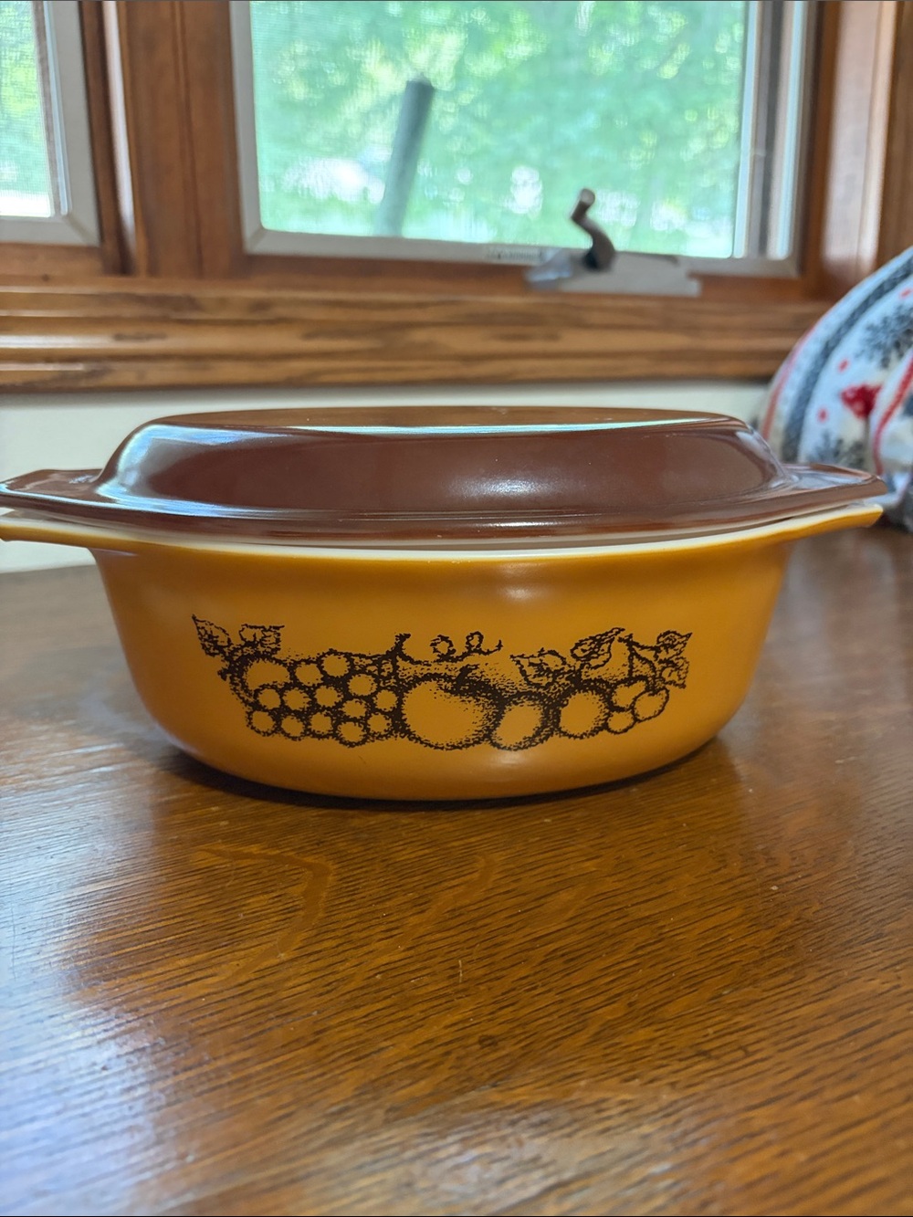Pyrex Old Orchard Casserole Dish with Brown Lid